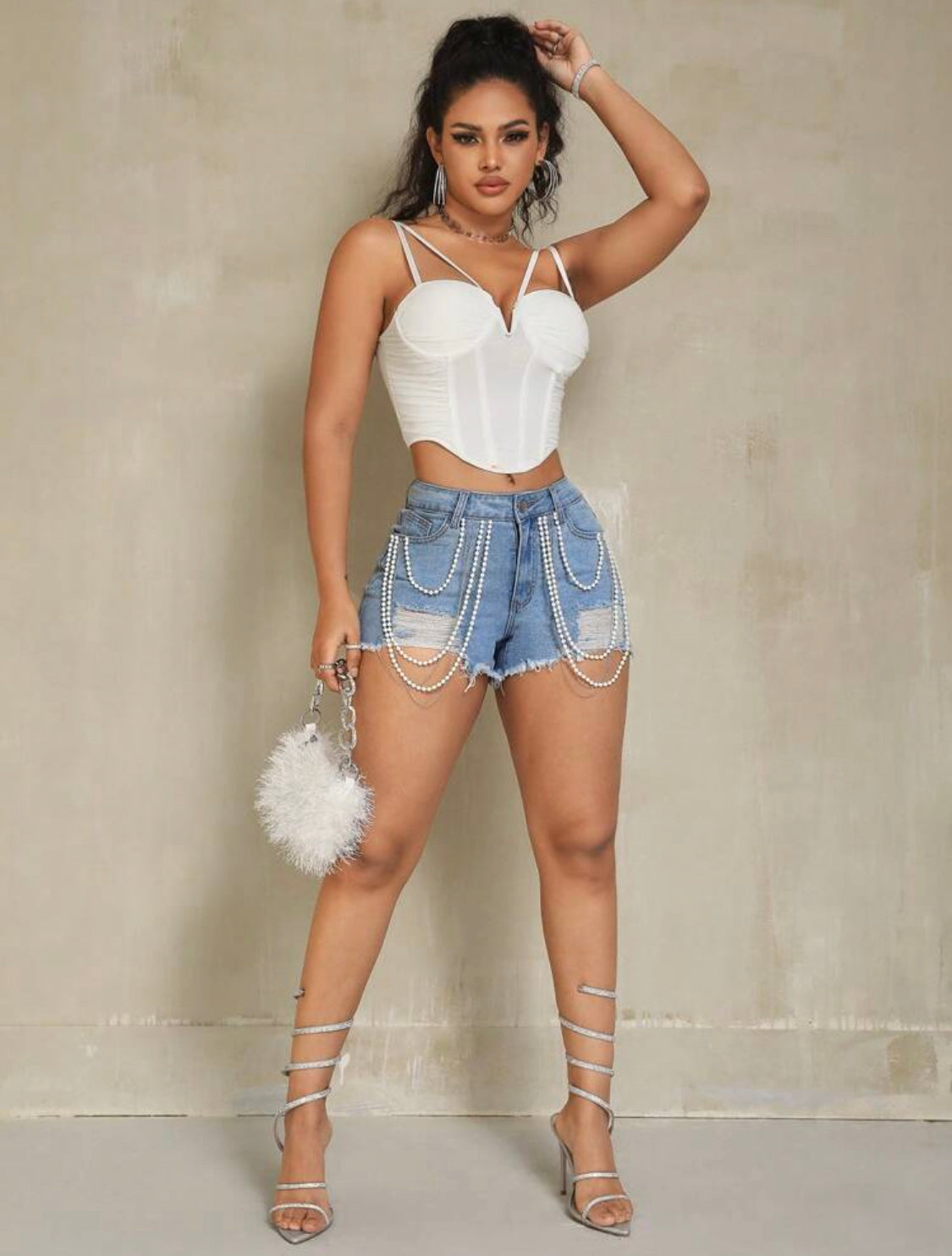 SHEIN SXY Pantalones cortos de mezclilla rasgados con dobladillo crudo y cuentas de perlas falsas