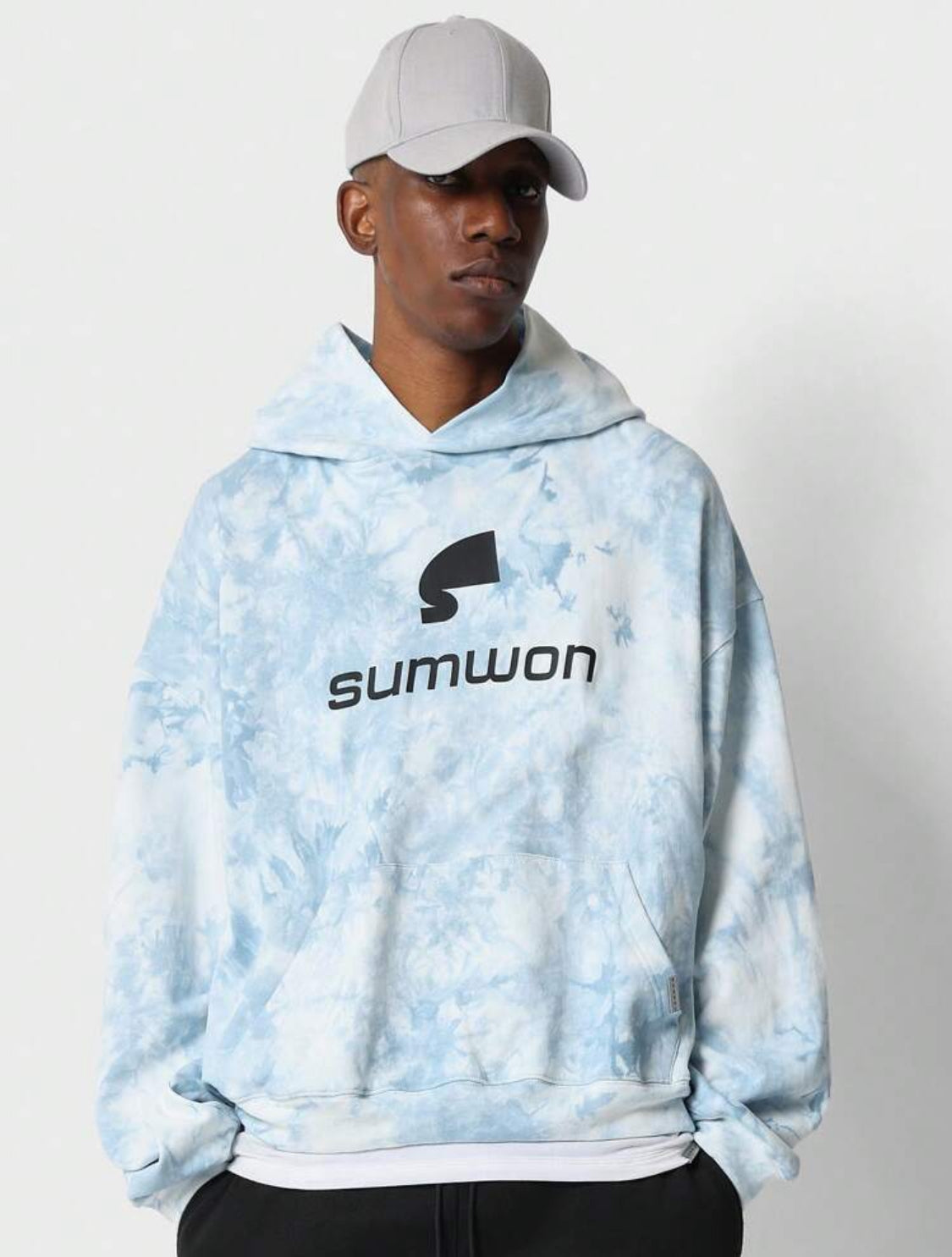 SUMWON Sudadera con capucha oversize con estampado gráfico frontal en tie-dye