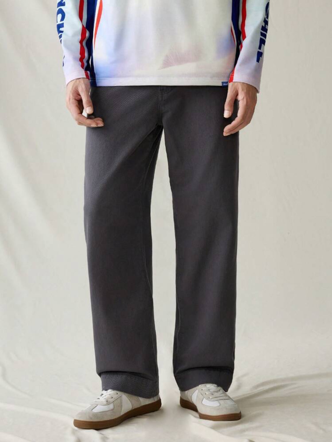Manfinity Hypemode Pantalones casuales rectos y holgados de mezclilla gris claro para hombre, Urban Chill