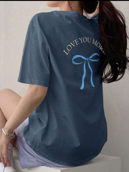 DAZY Camiseta de mujer con estampado de letra y mariposa de manga corta, tops lindos