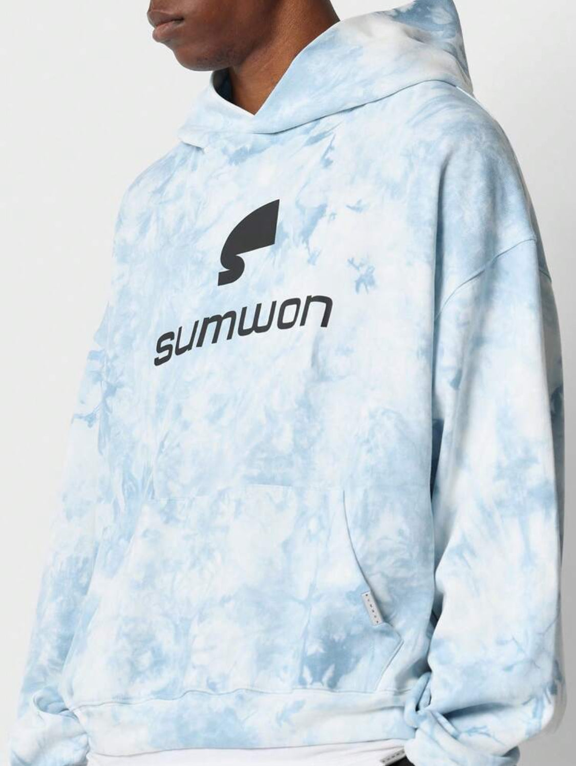 SUMWON Sudadera con capucha oversize con estampado gráfico frontal en tie-dye