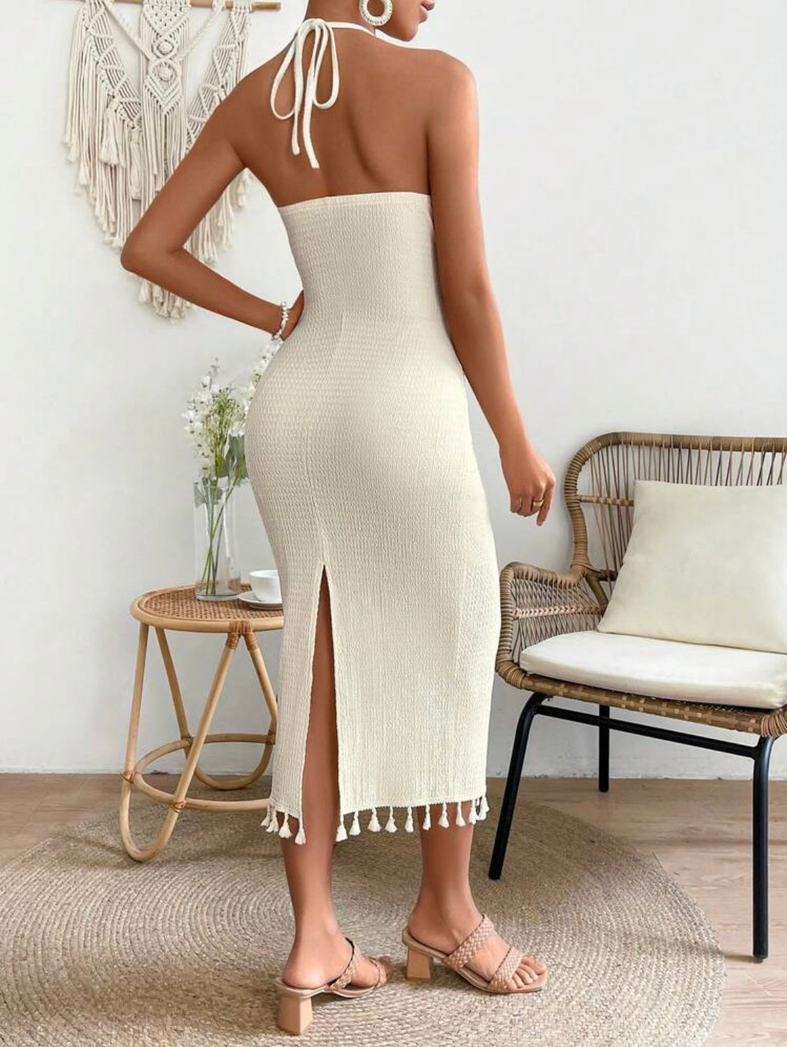 SHEIN Holidaya Vestido De Color Sólido Con Cuello Halter Y Borlas En El Dobladillo