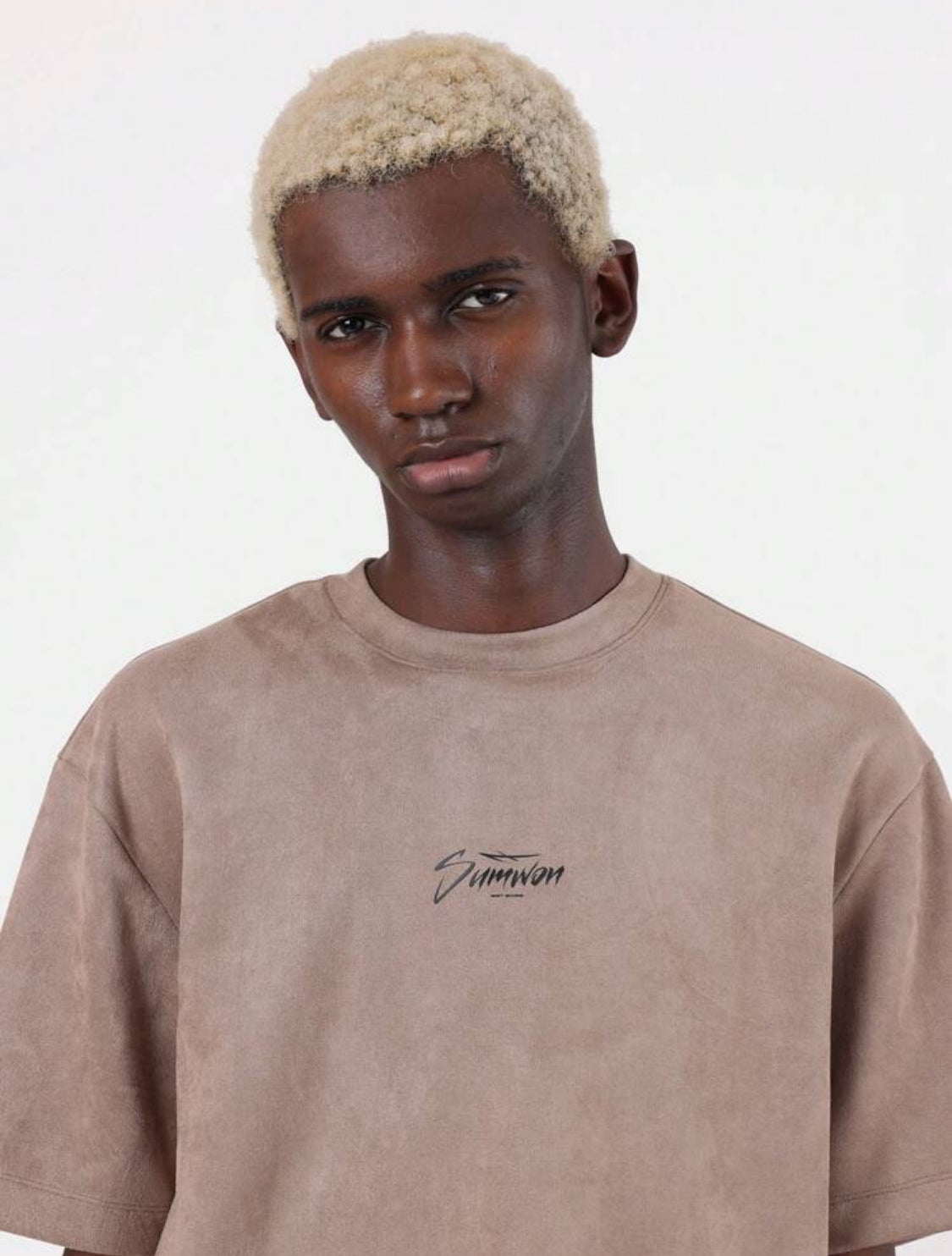 SUMWON Camiseta corta urbana de estilo "boxy" de Sumwon, de manga corta, básica con logo, de estética skater, ideal para festivales y verano, unisex