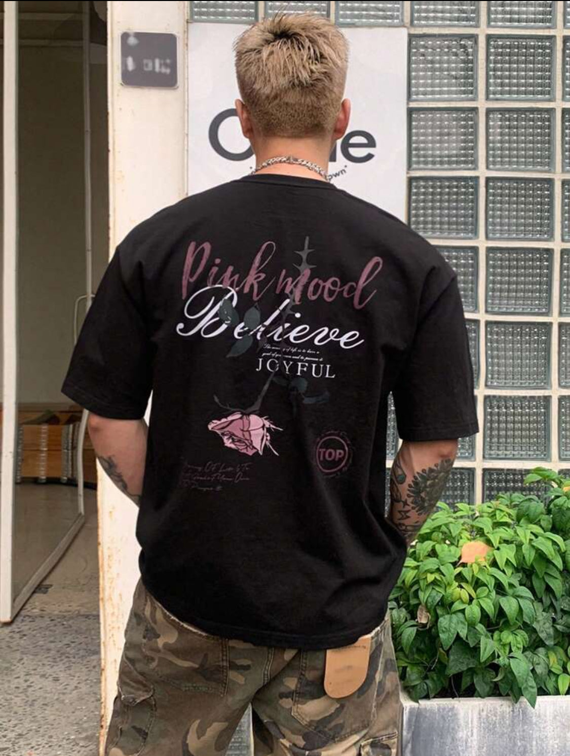 DAZY Camiseta negra de verano para hombre con diseño de rosa pintada a mano y estampado de letras