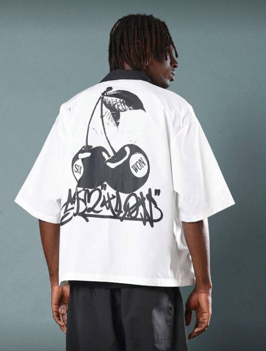 SUMWON Camisa de bolos de manga corta oversize con estampado gráfico y cuello negro, ropa urbana casual de estilo callejero para el verano