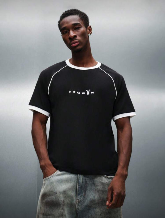 PLAYBOY X SUMWON Camiseta ajustada de cuello redondo de algodón jersey, clásica en color negro con ribete de contraste, estilo casual de calle esencial básico para el verano
