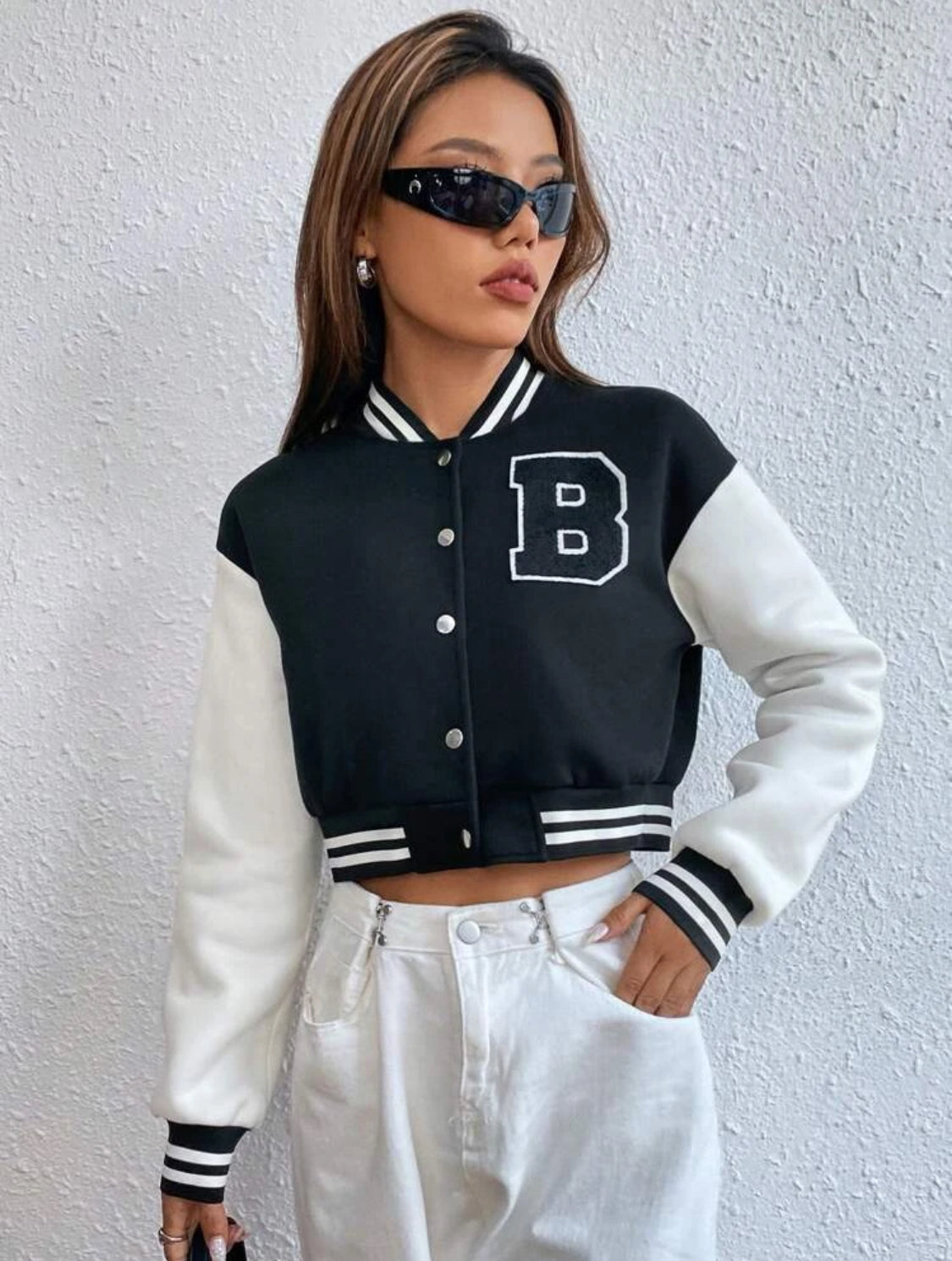 SHEIN MOOSTA Cazadora de universidad con diseño de parche de letra ribete de rayas de hombros caídos corto