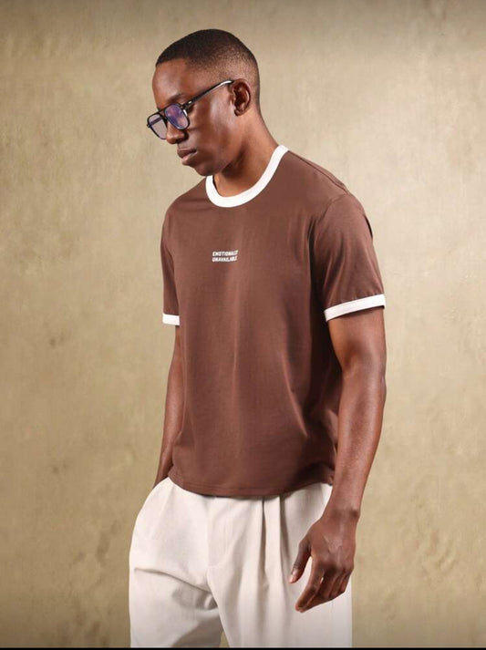 SUMWON Camiseta de cuello redondo minimalista con estampado de mensaje "emocionalmente no disponible", casual, urbana, de estilo callejero, gráfica, esencial, básica, con mensaje de estilo de vida