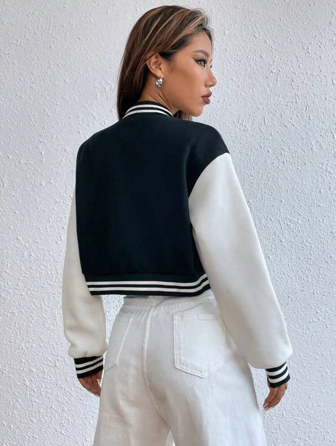 SHEIN MOOSTA Cazadora de universidad con diseño de parche de letra ribete de rayas de hombros caídos corto